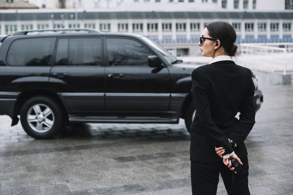 femme agent de sécurité rapprochée