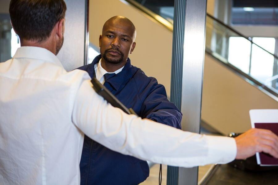 agent de sécurité avec détecteur de metaux