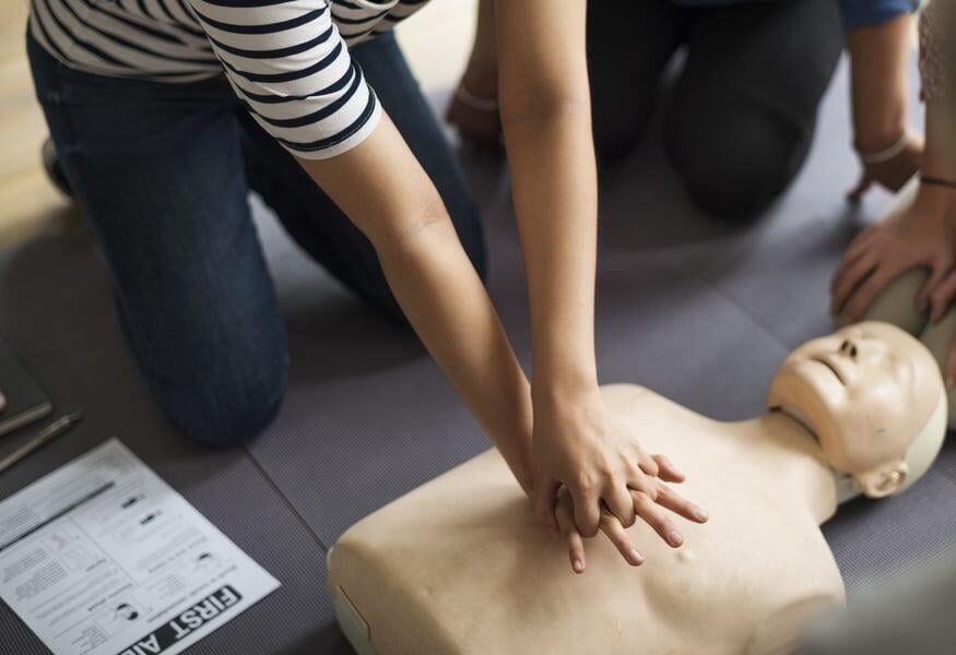cours de secourisme sur mannequin