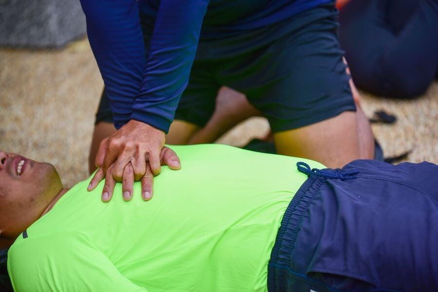 massage cardiaque sur personne à terre